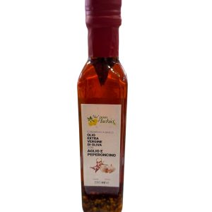 Olio extravergine di oliva con aglio e peperoncino